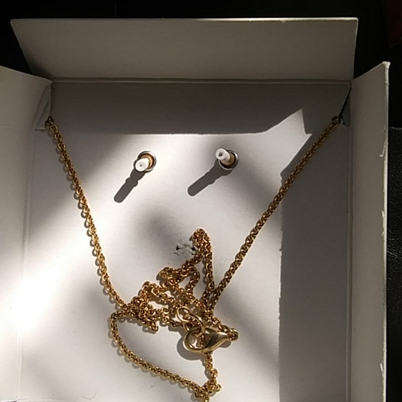 Genuine Crystal 18" Pendant with Stud Earrings - Picture 5 of 7